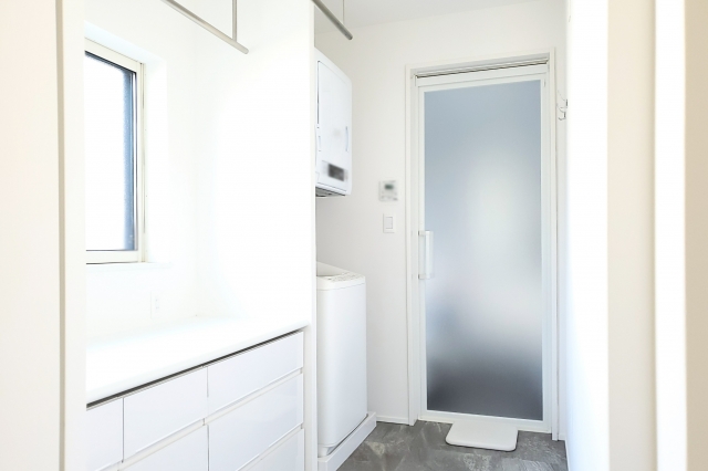 浴室ドアを交換するタイミングは？費用相場や安く抑えるコツ、よくある質問まで徹底解説！